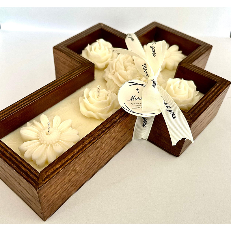 Cruz de madera con flores